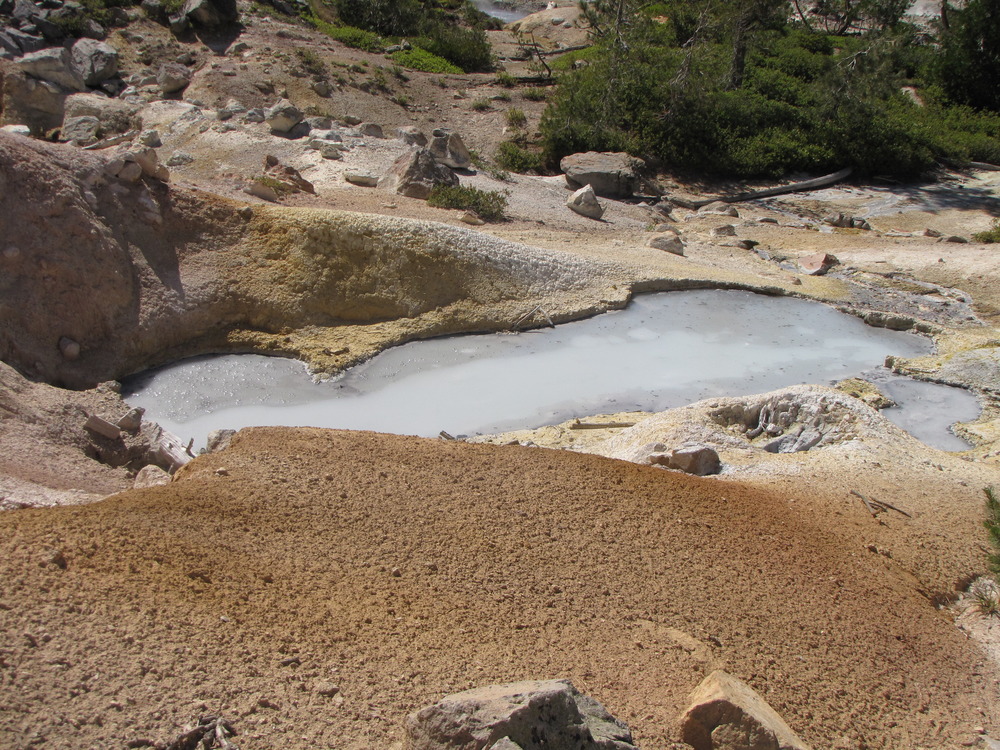 Piscina hidrotermal em Devils Kitchen, no Lassen Volcanic National Park, Califórnia. Ambientes geotérmicos do parque abrigam organismos adaptados a condições extremas. Foto: National Park Service.