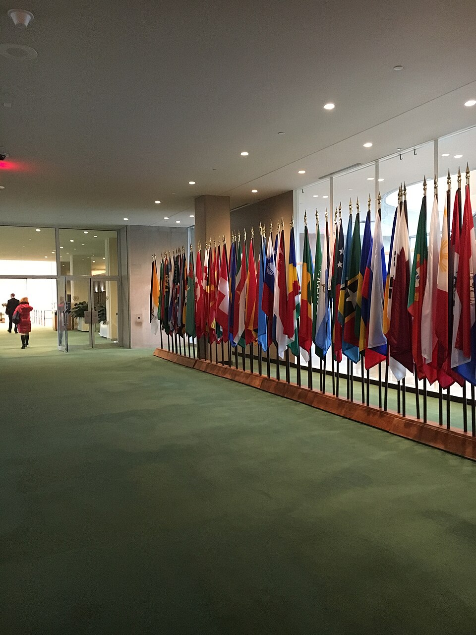 Bandeiras de países-membros diante da sede das Nações Unidas, em Nova York. O Brasil mantém desde 1955 a tradição de ser o primeiro Estado-membro a discursar no Debate Geral da Assembleia Geral. Foto: Malika sf/Wikimedia Commons — CC BY-SA 4.0.