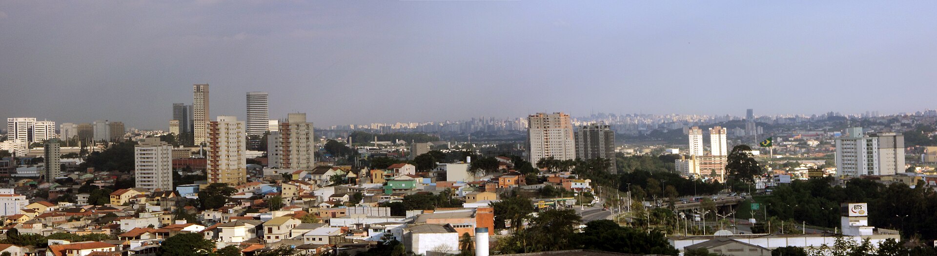 Vista panorâmica de Barueri. O município aparece entre os endereços alcançados pela nova fase da Operação Carbono Oculto, que investiga estruturas financeiras e patrimoniais ligadas ao setor de combustíveis. Foto: Lucas gc/Wikimedia Commons — CC BY-SA 3.0.