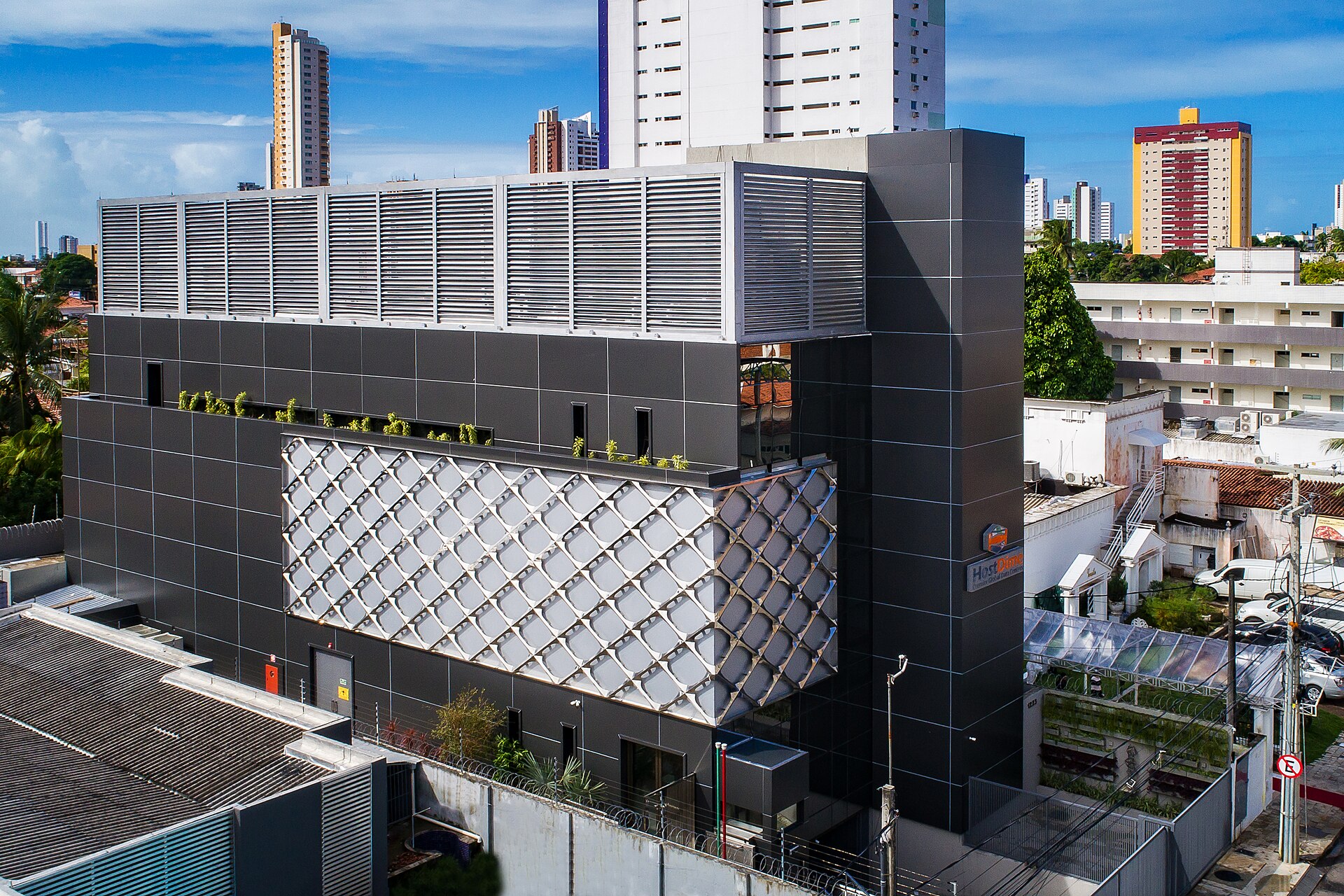 Data center da HostDime em João Pessoa, na Paraíba. A expansão desse tipo de infraestrutura coloca o Brasil diante de uma escolha: apenas hospedar servidores ou utilizar a nova demanda para construir capacidade tecnológica própria. Foto: HostDime Brasil, via Wikimedia Commons — CC BY-SA 4.0.