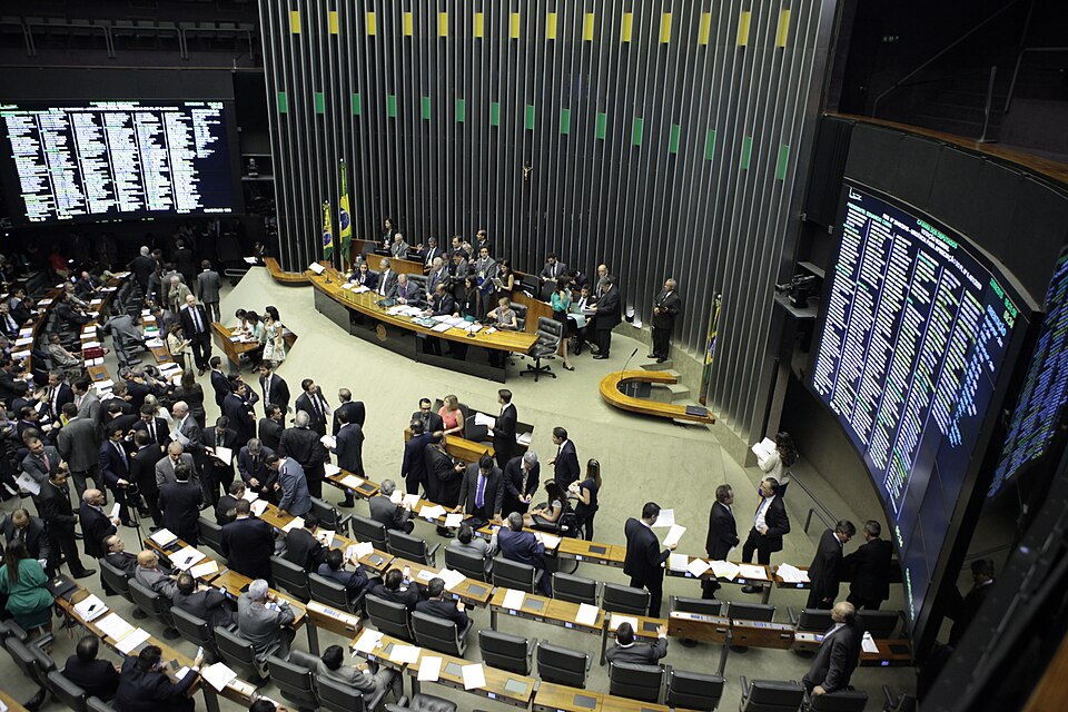 Plenário da Câmara dos Deputados, em Brasília. A aprovação da PEC encerrou a tramitação legislativa da mudança que reduz gradualmente a jornada máxima de trabalho e estabelece dois dias de descanso semanal. Foto: Wendel Lopes/MDB Nacional, via Wikimedia Commons — imagem sob licença CC BY 2.0.