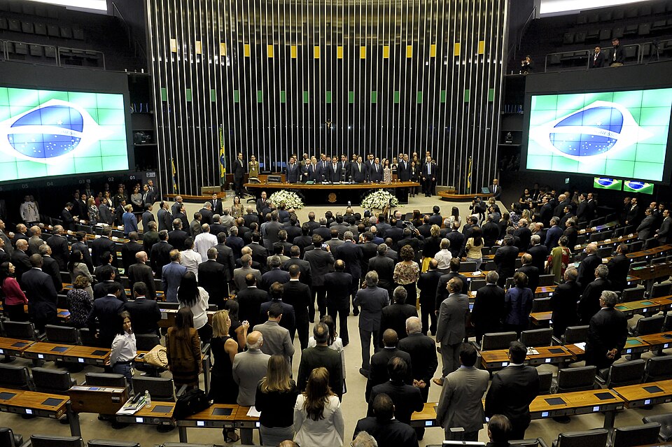 O segundo turno de 2026 coloca em disputa não apenas duas candidaturas, mas diferentes concepções sobre o papel do Estado, as relações de trabalho e o desenvolvimento brasileiro. Crédito: Senado Federal, via Wikimedia Commons — CC BY 2.0.