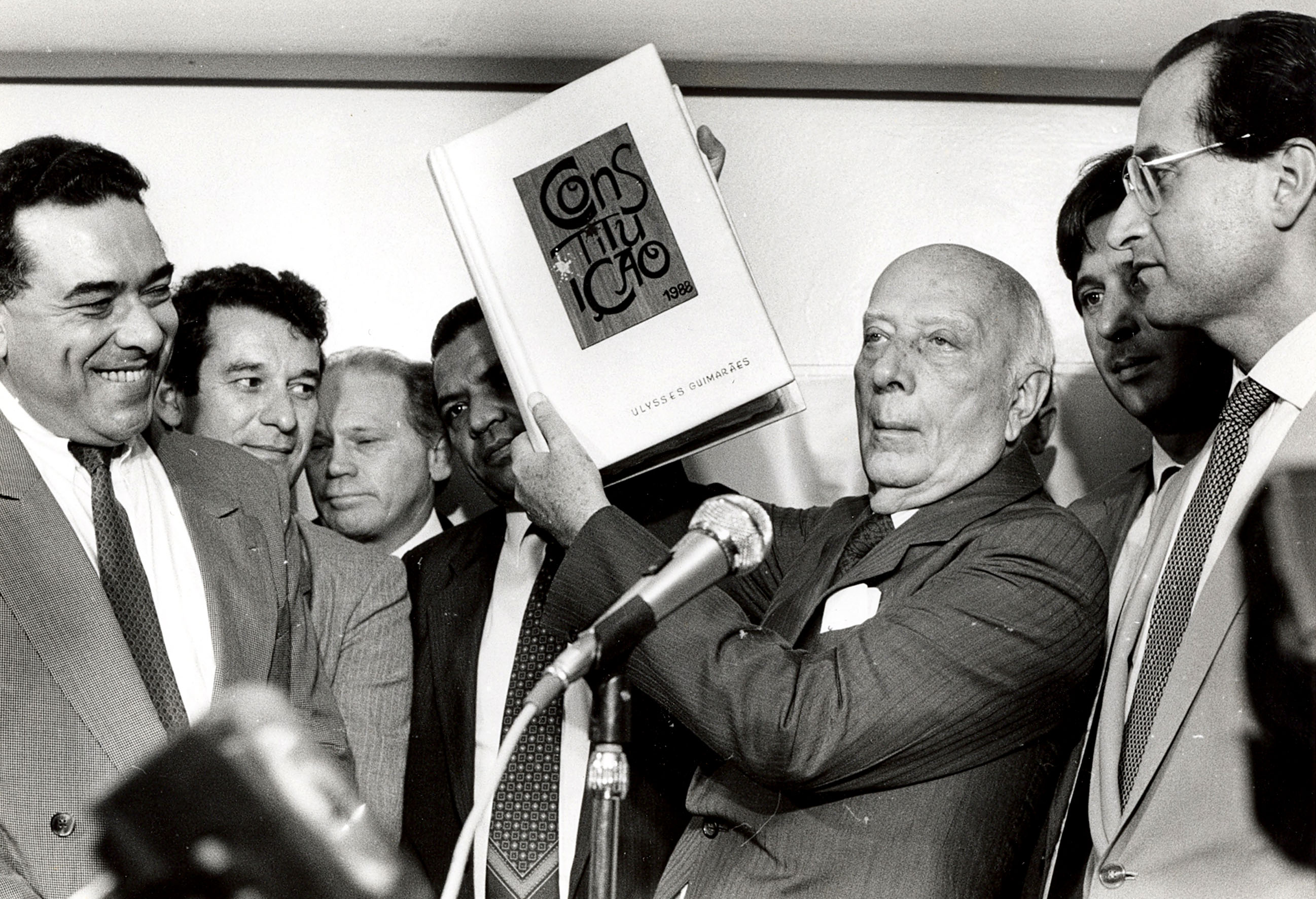 Ulysses Guimarães apresenta a Constituição Federal promulgada em 1988. A chamada “Constituição Cidadã” incorporou ao texto constitucional direitos sociais e trabalhistas construídos ao longo de décadas.