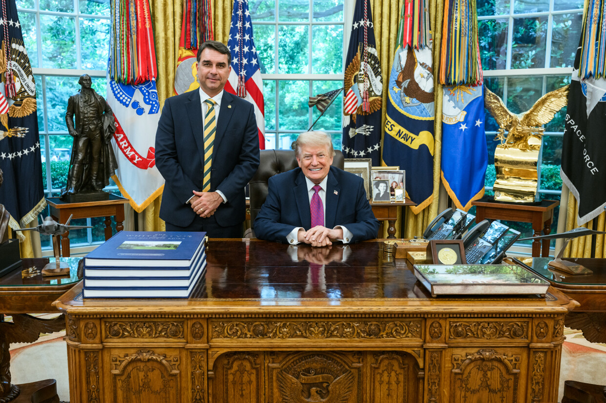 Flávio Bolsonaro e Donald Trump no Salão Oval da Casa Branca, em maio de 2026. Meses depois, após a derrota presidencial, Flávio deixou o Brasil e passou a contestar o resultado eleitoral a partir dos Estados Unidos. Foto: Governo dos Estados Unidos, via Wikimedia Commons — domínio público nos EUA.