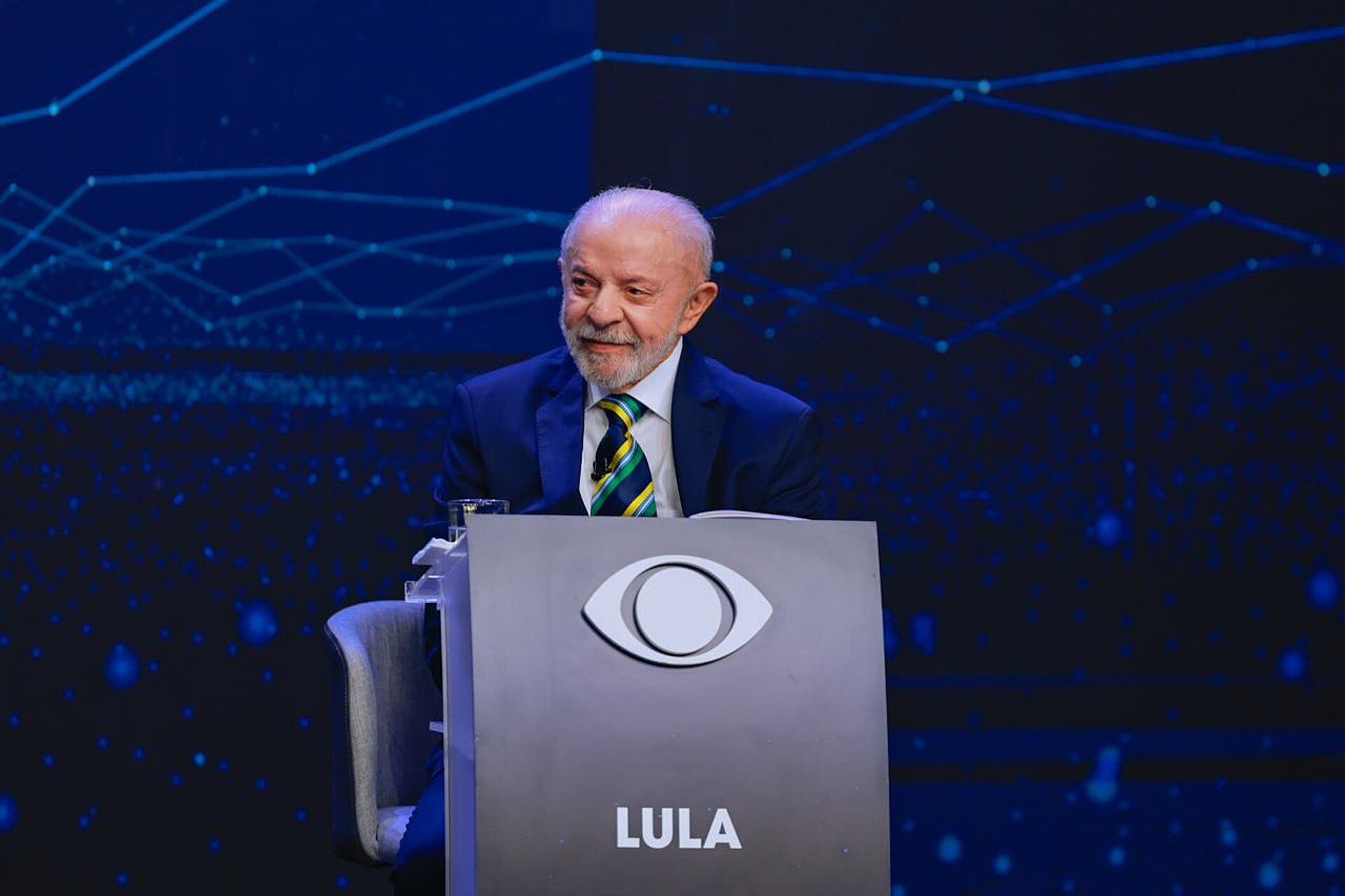 Lula durante o debate presidencial da Band, realizado em São Paulo em 18 de outubro de 2026. O encontro com Flávio Bolsonaro foi marcado por provocações, acusações e momentos de tensão entre candidatos e assessorias. Foto: Ricardo Stuckert/Lula Oficial, via Wikimedia Commons — imagem sob licença CC BY-SA 4.0.